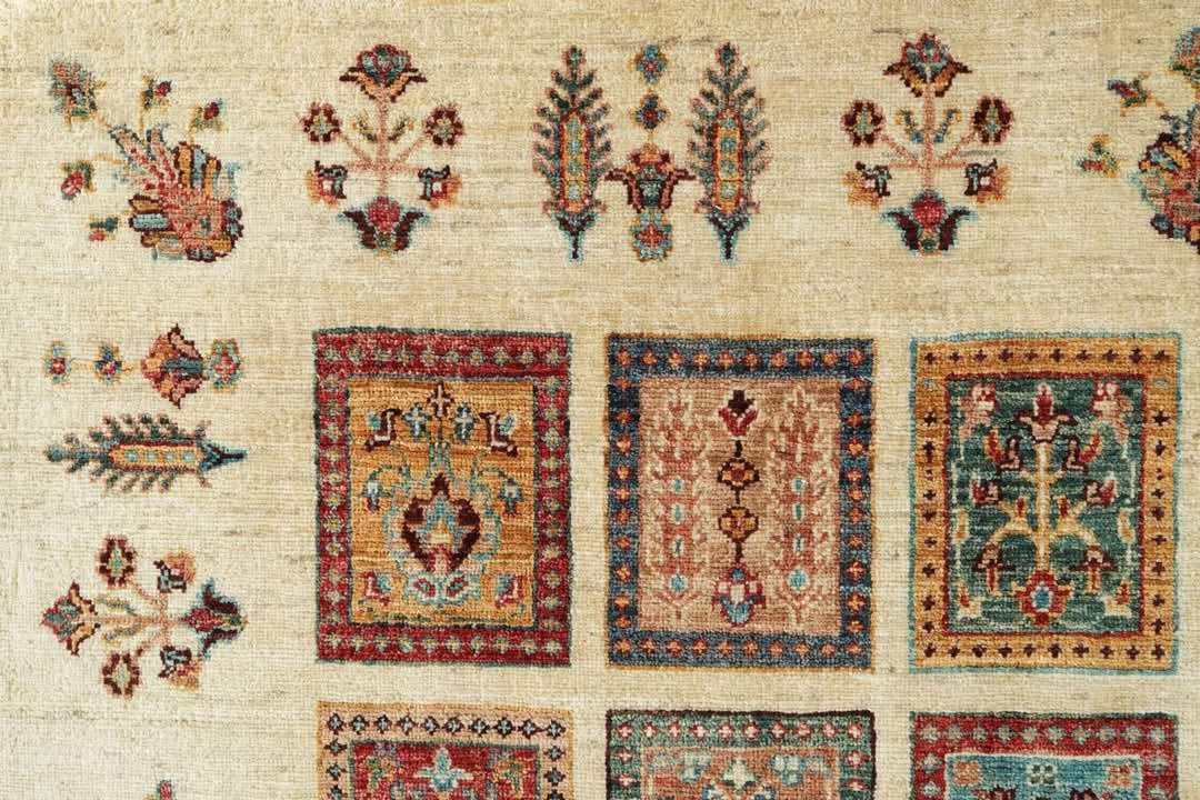 HAND WOVEN VEGETABLE DYED HAND KNOTTED CARPET