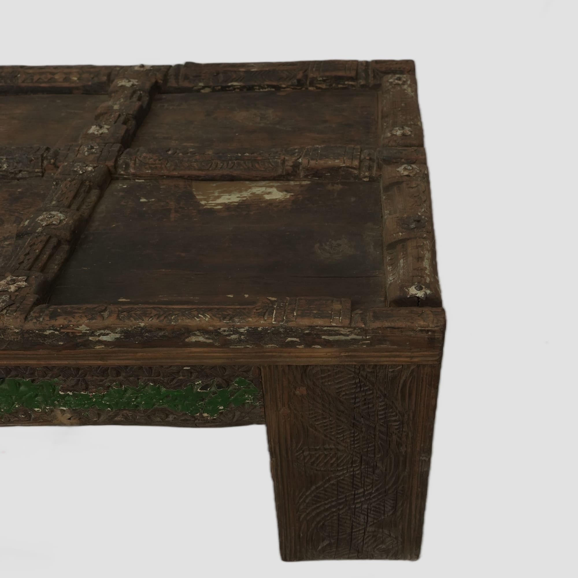 DISCOVER VINTAGE WOODEN COFEE TABLE