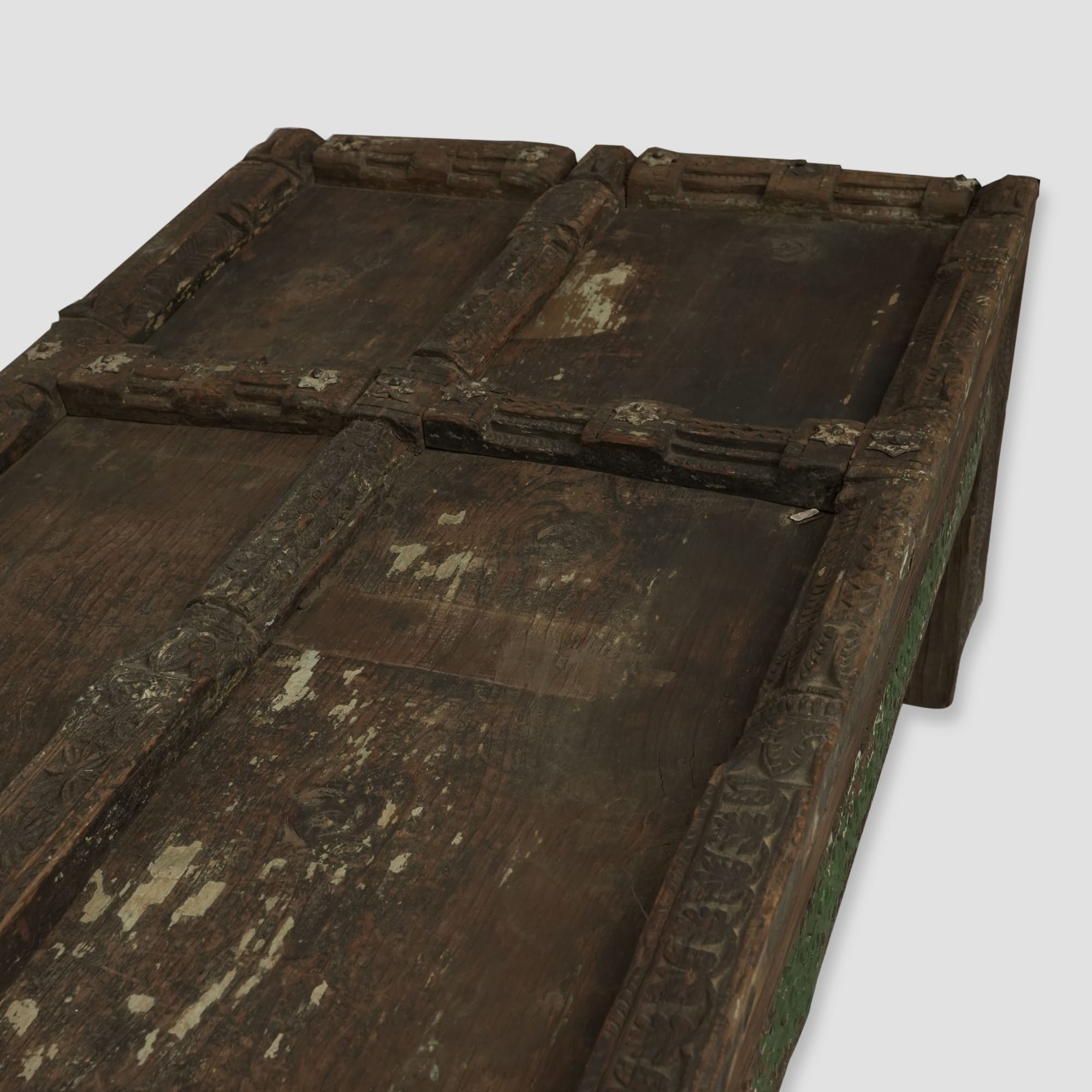 DISCOVER VINTAGE WOODEN COFEE TABLE